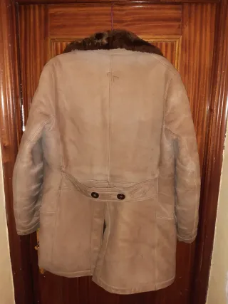 Chaquetónes marrónes con forro de pelo.