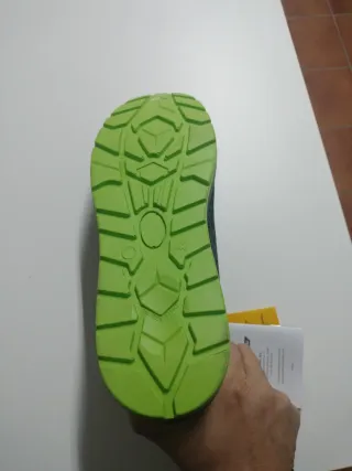 Botas de seguridad nuevas a estrenar 42, paredes