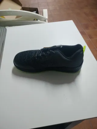 Botas de seguridad nuevas a estrenar 42, paredes