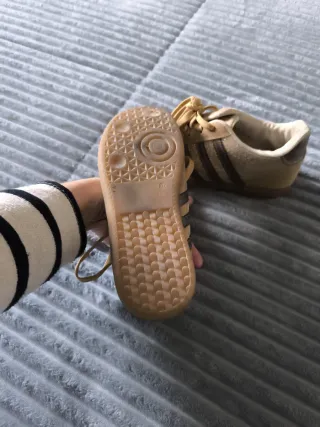 Zapatillas Adidas Niña Beige y Dorado