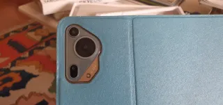 Tablet 10 gris, funda en azul, con teclado.