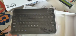 Tablet 10 gris, funda en azul, con teclado.