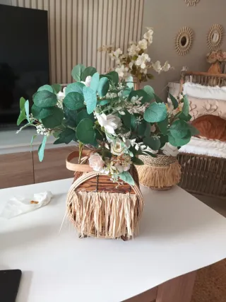 Centro de mesa ratán y flores