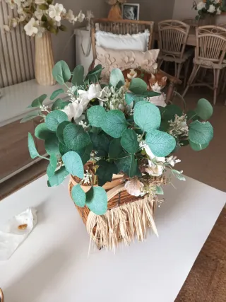 Centro de mesa ratán y flores