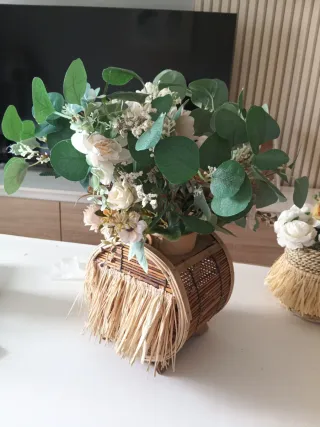 Centro de mesa ratán y flores