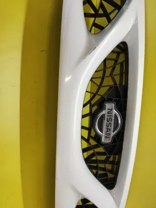 CALANDRA DELANTERA CENTRAL NISSAN TERRANO II