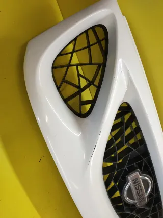 CALANDRA DELANTERA CENTRAL NISSAN TERRANO II