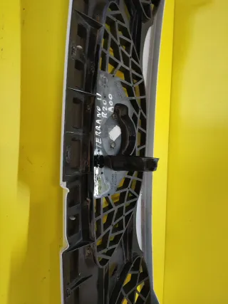 CALANDRA DELANTERA CENTRAL NISSAN TERRANO II