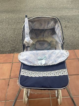 Coche de muñecas clásico