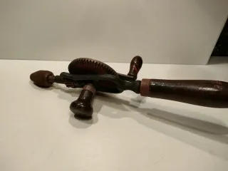 Taladro de mano antiguo