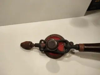 Taladro de mano antiguo