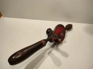 Taladro de mano antiguo