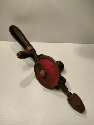 Taladro de mano antiguo