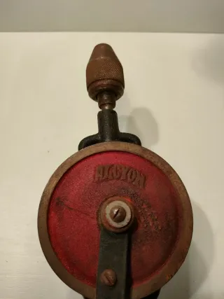 Taladro de mano antiguo