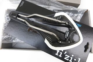 Sillín Fizik Arione Tri2 Kium Negro/Blanco