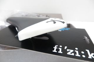 Sillín Fizik Arione Tri2 Kium Negro/Blanco