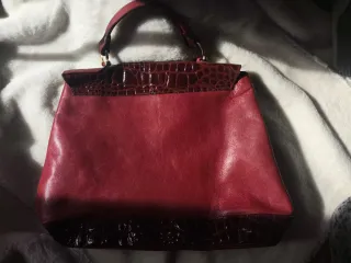 Bolso de piel rojo
