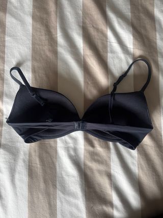 Sujetador negro liso sin aro