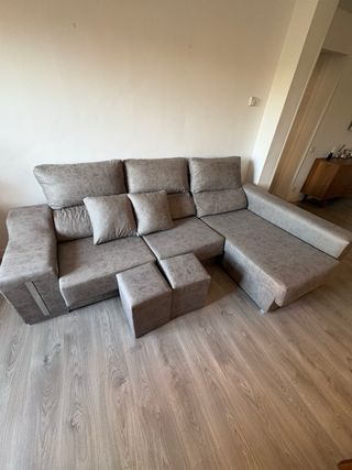 Sofá Chaiselongue Beige/Gris con baúl.