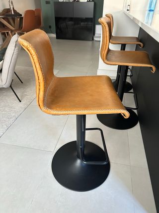 3 Taburetes de Cuero Marrón con Respaldo