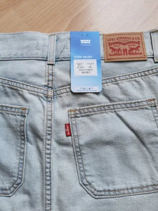 Falda vaquera Levi's con etiqueta