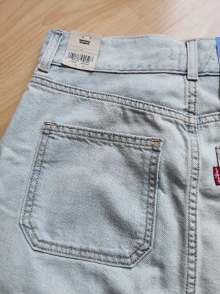 Falda vaquera Levi's con etiqueta