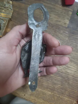 Aldaba antigua latón figura hombre