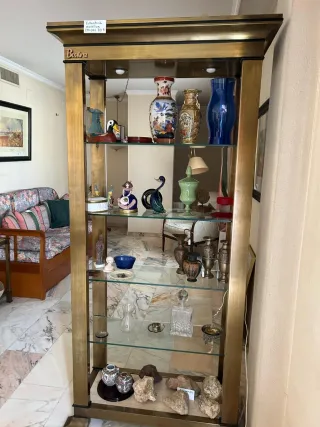 Estantería metálica dorada y cristal