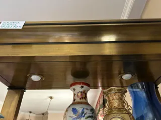 Estantería metálica dorada y cristal