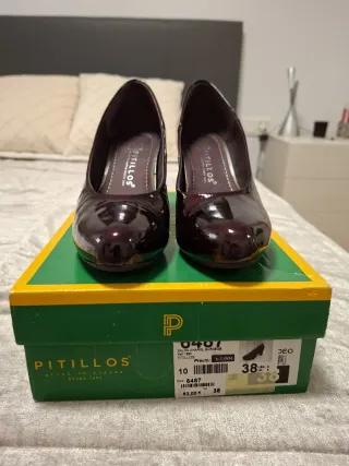 Zapatos de tacón Pitillos burdeos talla 38.