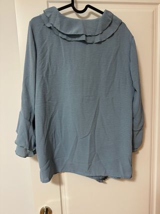 Blusa azul con volantes