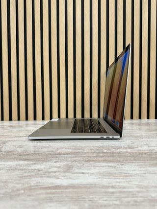 MacBook Pro 15" 2017 i7 16gb 1tb SSD