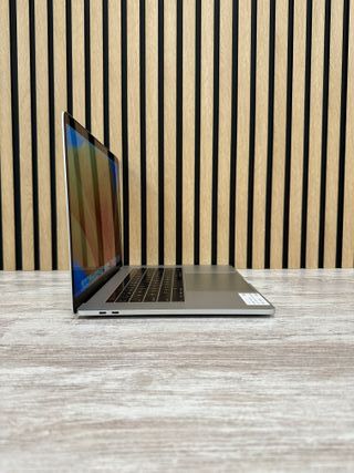 MacBook Pro 15" 2017 i7 16gb 1tb SSD