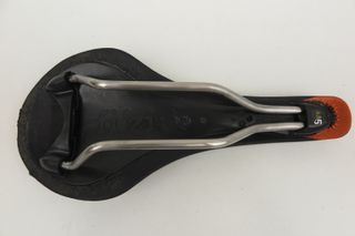 Sillín Fizik Tundra Negro/Naranja