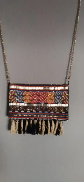 Bolso de hombro con flecos y abalorios