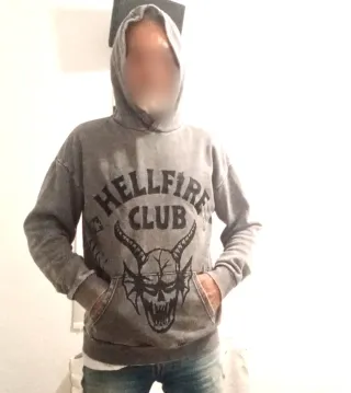 Sudadera Hellfire Club Stranger Things Gris