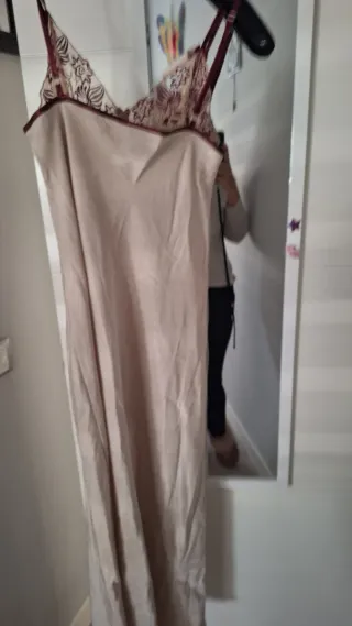 Camisón encaje beige y burdeos