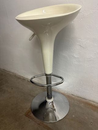 Taburete elevable crema con reposapiés