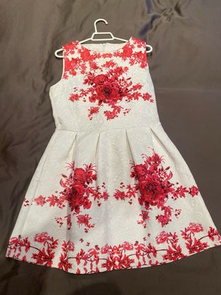 Vestido blanco con flores rojas sin mangas