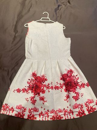 Vestido blanco con flores rojas sin mangas