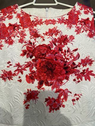Vestido blanco con flores rojas sin mangas