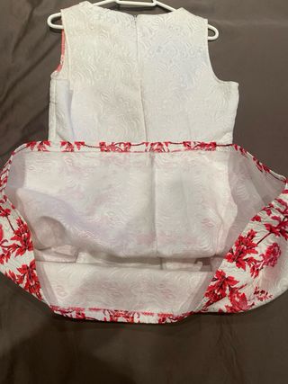 Vestido blanco con flores rojas sin mangas