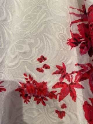 Vestido blanco con flores rojas sin mangas