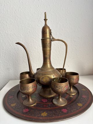 Jarra y 6 copas de latón decoradas