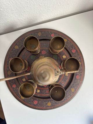 Jarra y 6 copas de latón decoradas