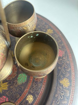Jarra y 6 copas de latón decoradas