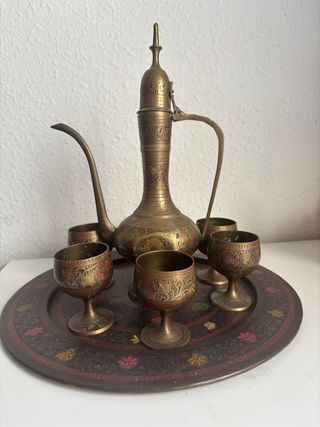 Jarra y 6 copas de latón decoradas