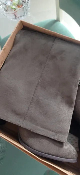 Botas altas ante señora verde militar