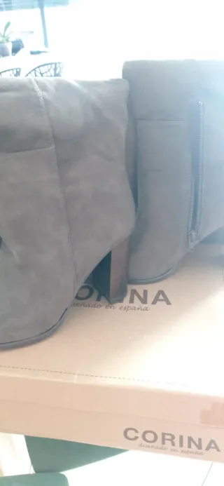 Botas altas ante señora verde militar