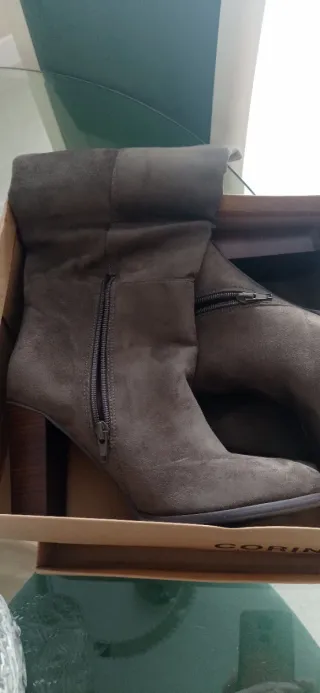 Botas altas ante señora verde militar